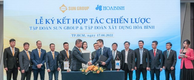 Lãnh đạo Tập đoàn Xây dựng Hòa Bình và Tập đoàn Sun Group cùng nhau ký kết hợp tác chiến lược